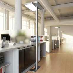 Arcchio LED-gulvlampe til kontor Aila, sølv, dagslyssensor