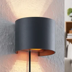 Arcchio vegglampe Zuzana, rund, svart, støpsel, 13 cm