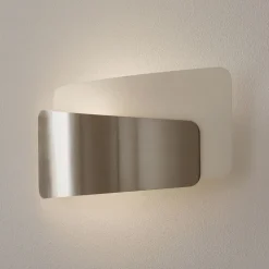 Assymetrisk utformet vegglampe Slane