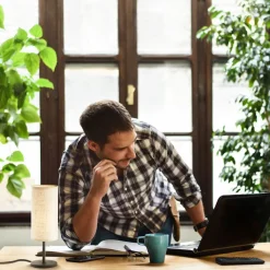 Bordlampe Kira, tekstilskjerm, svart/sand