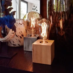 Calex bordlampe i kubeform med trefiner