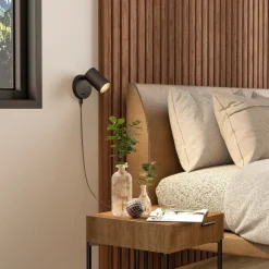 CAN TILT veggspot, svart, Ø 10 cm, metallbryter USB