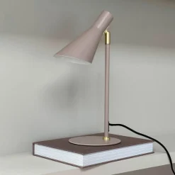 Dyberg Larsen bordlampe DL12, beige, høyde 39,5 cm, metall