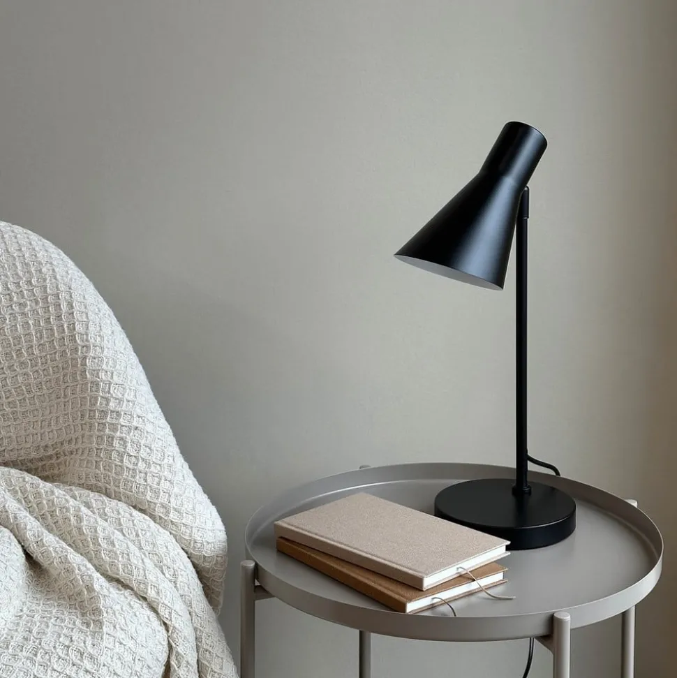 Dyberg Larsen bordlampe DL12, svart, høyde 44,5 cm, metall