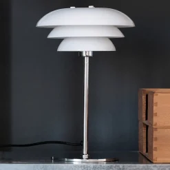 Dyberg Larsen DL20 bordlampe, glass-skjerm, krom
