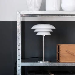 Dyberg Larsen DL20 bordlampe, glass-skjerm, krom