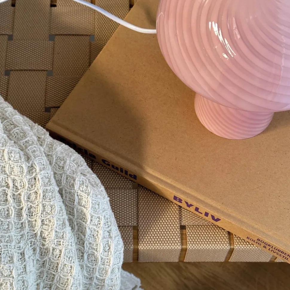 Dyberg Larsen Mushroom bordlampe, rosa, høyde 23 cm, glass