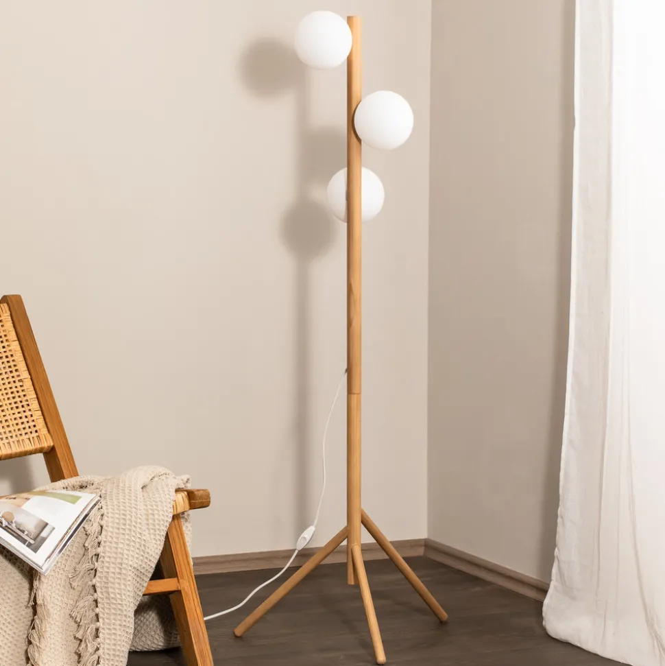 Estera gulvlampe, opalt glass, treramme, 132 cm, 3 lyskilder