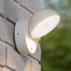 Finn LED-vegglampe, hvit, metall, IP54, dag/natt-sensor
