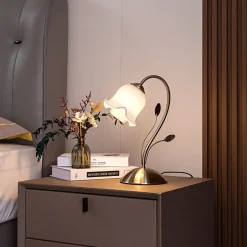 Floralt utformet bordlampe Matea