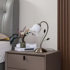 Floralt utformet bordlampe Matea