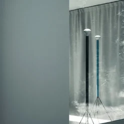 FLOS Luminator gulvlampe, lyseblå, høyde 189 cm, metall