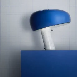 FLOS Snoopy bordlampe, marineblå, marmor, metall