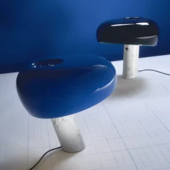 FLOS Snoopy bordlampe, marineblå, marmor, metall