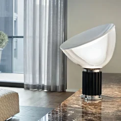 FLOS Taccia small - LED-bordlampe, svart