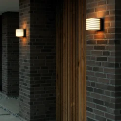 Fluktus 13 utendørs vegglampe med lameller, B 13 cm