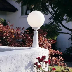 Grasiøs ARCTURUS sokkellampe i hvit