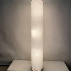 Gulvlampe Ava, sandfarget tekstilskjerm