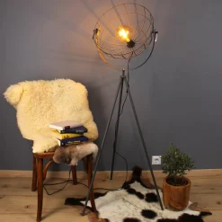 Gulvlampe Grid med kurvformet skjerm