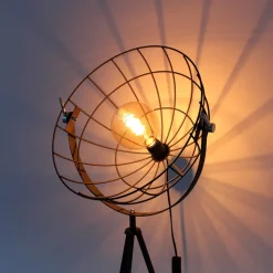 Gulvlampe Grid med kurvformet skjerm