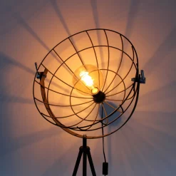 Gulvlampe Grid med kurvformet skjerm