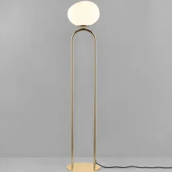 Gulvlampe Shapes med glasskjerm, hvit/messing