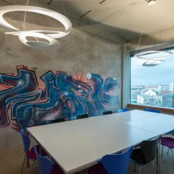 Hvit designerpendellampe Pirce, 67 x 69 cm