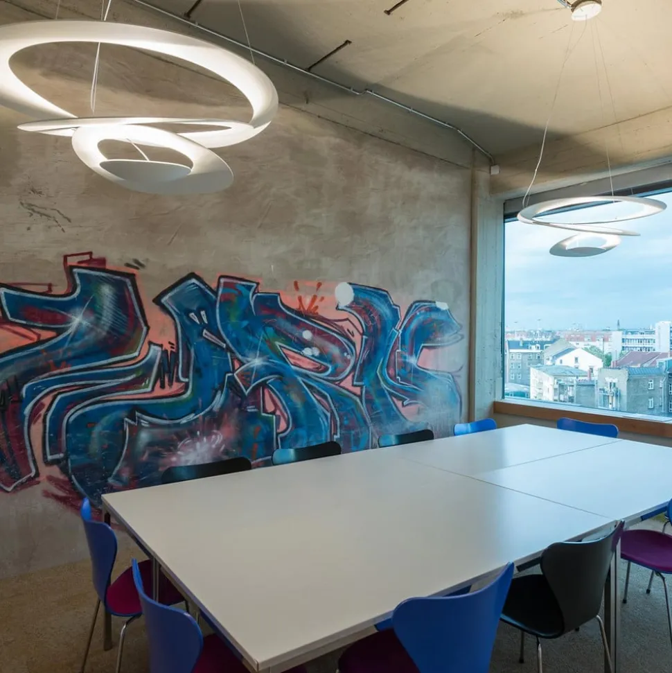 Hvit designerpendellampe Pirce, 67 x 69 cm