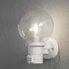 Hvit utendørs NEMI vegglampe med sensor