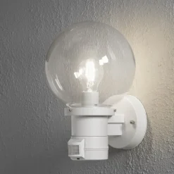 Hvit utendørs NEMI vegglampe med sensor