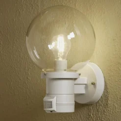 Hvit utendørs NEMI vegglampe med sensor