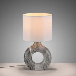 JUST LIGHT. Carara bordlampe, keramisk fot, grå