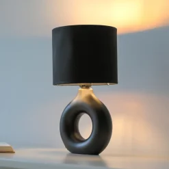 JUST LIGHT. Carara bordlampe, keramisk fot, svart