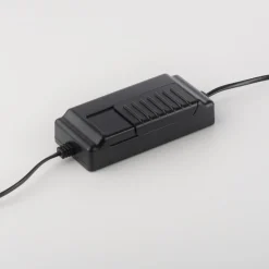 JUST LIGHT. Emanda LED-gulvlampe, jern, svart-messing