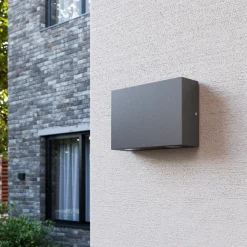 Kantet Henor utendørs vegglampe med 4 LEDs