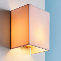 Kantet stoffvegglampe Annalisa i hvitt