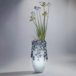 KARE Butterflies-vase, lyseblå, høyde 50 cm, steintøy