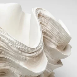 KARE Concha dekorativ vase, høyde 29 cm, støpt stein, beige