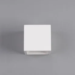 Kubeformet LED-vegglampe Marita laget av gips