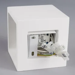 Kubeformet LED-vegglampe Marita laget av gips