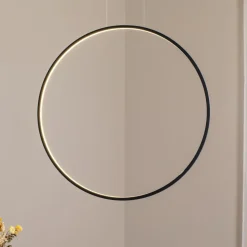 LED-hengelampe Saturno vertikal, svart, Ø 80 cm, metall