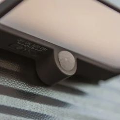 LED-solcellelampe Doblo med sensor, bredde 15 cm