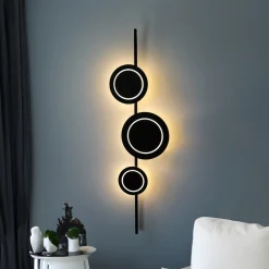 LED-vegglampe Planetarium, svart, høyde 120 cm, 3 lys i aluminium