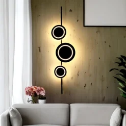 LED-vegglampe Planetarium, svart, høyde 120 cm, 3 lys i aluminium