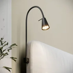 LED-vegglampe Tuso, svart, montering på seng, metall