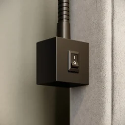 LED-vegglampe Tuso, svart, montering på seng, metall