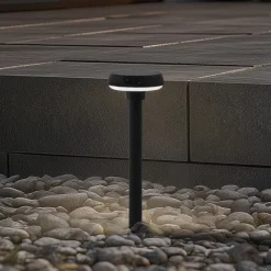 Lindby Brinca lampe med jordspyd, svart, PC, sensor