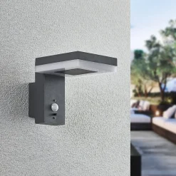 Lindby Laira utendørs LED-solcellevegglampe 15,5cm