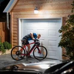 Philips LED-pære E27 A60 sensor 8 W 2 700 K matt