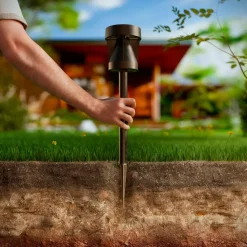 Philips LED-solcellelampe Avery, jordspyd, svart, IP44